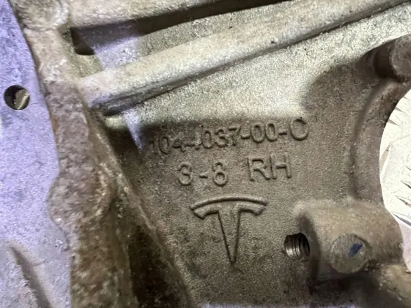 Tesla Model 3 2023 Côté droit Support ressort amortisseur OEM 104403700C image 7