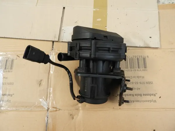 Audi A8 D2 W12 toissijainen ilmapumppu OEM 07C906601 image 2