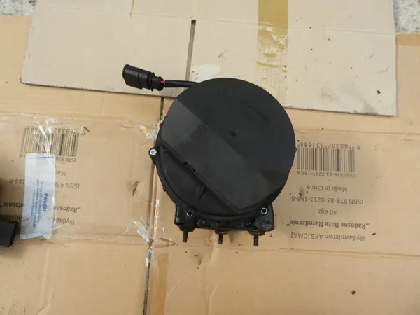 Audi A8 D2 W12 toissijainen ilmapumppu OEM 07C906601 image 3
