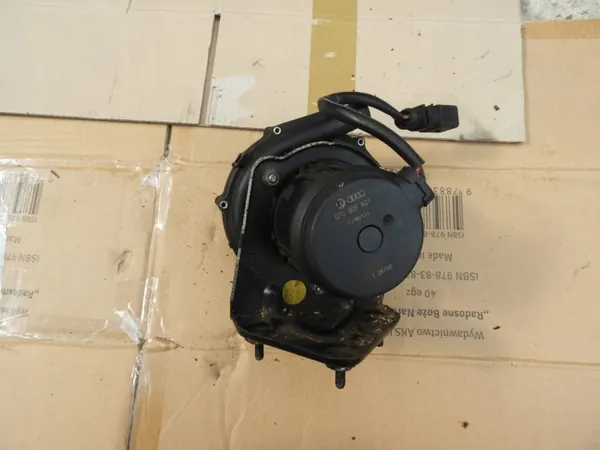 Audi A8 D2 W12 toissijainen ilmapumppu OEM 07C906601 image 4