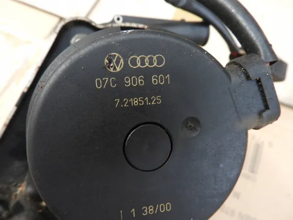 Audi A8 D2 W12 toissijainen ilmapumppu OEM 07C906601 image 5