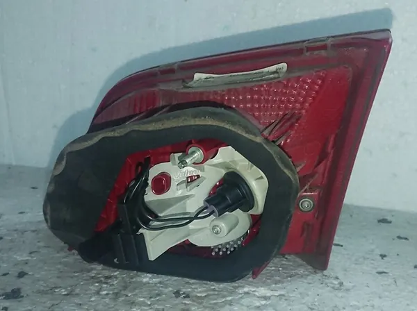 Lámpara trasera izquierda en portón Volkswagen Passat B7 image 2