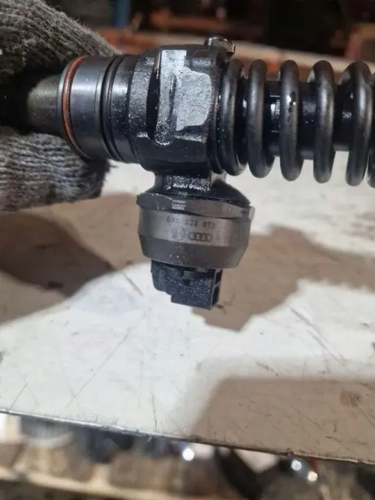 Inyector Diesel VW BORA 1.9L OEM 045130073T image 3