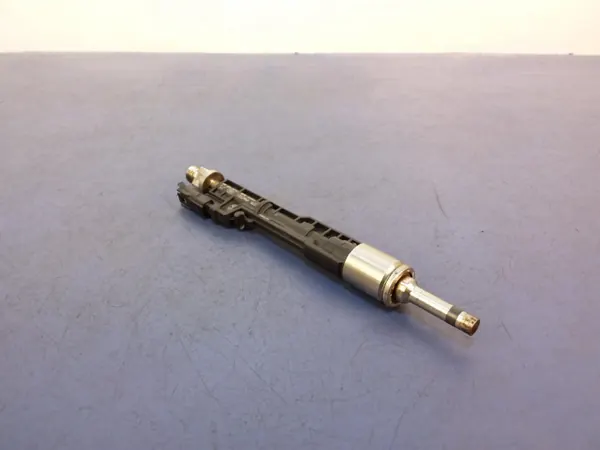 Inyector Combustible BMW OEM 8626147 para Serie 5 G30 image 2
