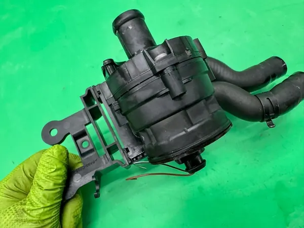 Pompe de circulation d'eau vanne de chauffage Audi A6 C6 4F1959617 image 8