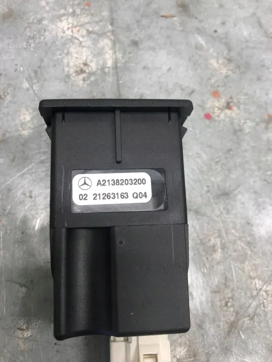 Tomada USB Conector OEM A2138203200 para Mercedes image 3