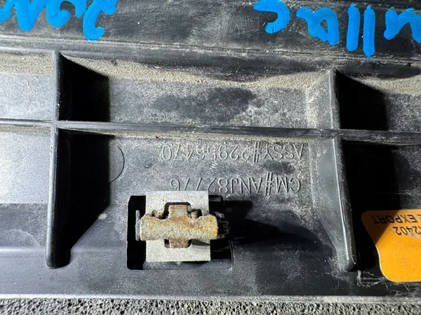 CADILLAC ESCALADE 15-20 Acabamento traseiro image 4