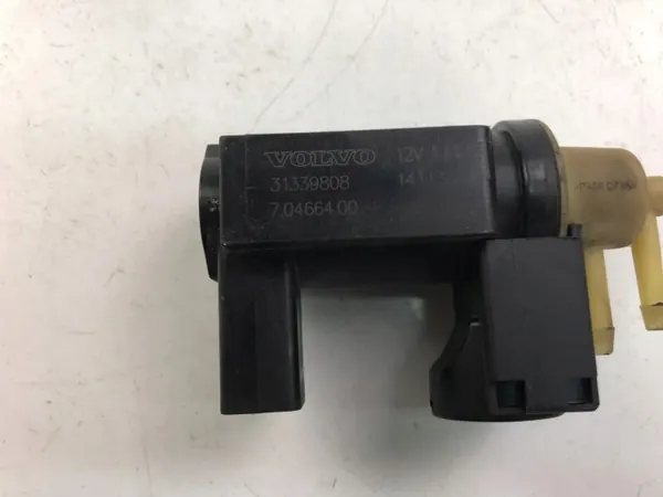 Válvula Solenoide Volvo OEM 14251679 Usada image 3