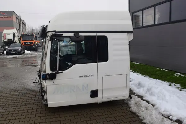 MAN TGX XLX Ohjaamon Runko Ovilla - Käytetty image 3