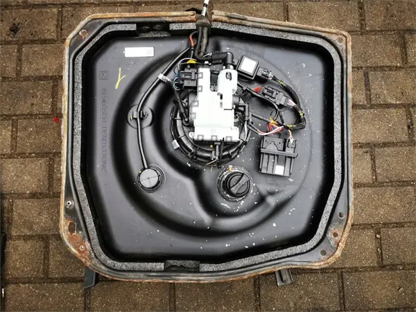 OEM ROG31B AdBlue-Tank mit Pumpe für VW Passat CC image 3