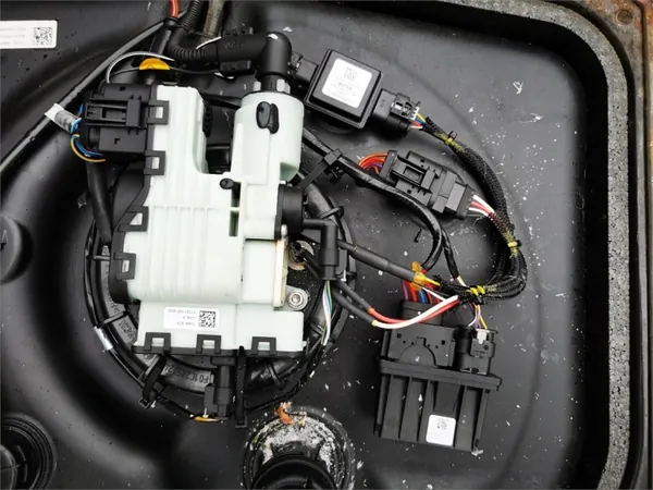 OEM ROG31B AdBlue-Tank mit Pumpe für VW Passat CC image 4