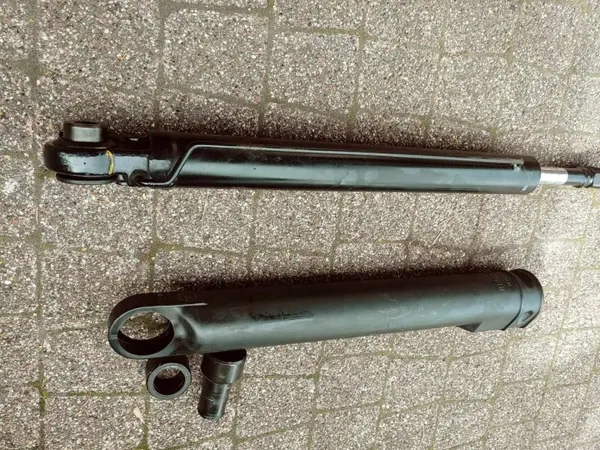Renault ohjaamonnostosylinteri OEM 2729238 - Käytetty image 3