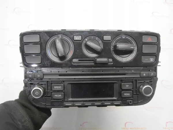 Radio CD Volkswagen UP 15r OEM 1S035156E 1S0820 image 2