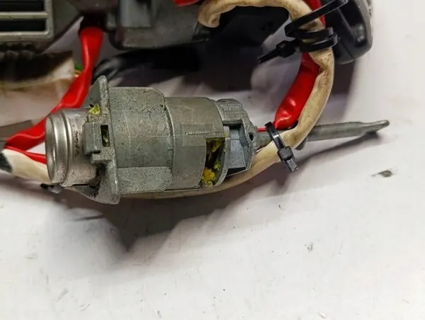Insertion de clé de contact KIA Sportage III OEM LMZDC2S6 image 7
