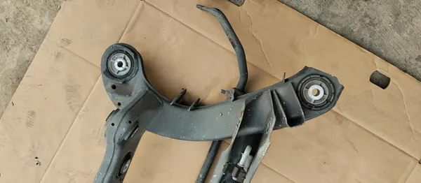 Traversa di Sospensione Posteriore Mercedes Classe E W213 W204 W205 A2043520206 image 2