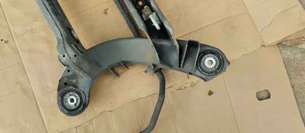 Traversa di Sospensione Posteriore Mercedes Classe E W213 W204 W205 A2043520206 image 3