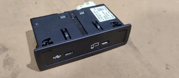Enchufe USB OEM A1678201302 para Mercedes GLC image 2
