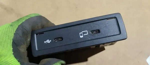 Enchufe USB OEM A1678201302 para Mercedes GLC image 3