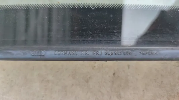 Vidro traseiro esquerdo usado OEM 8L3847099 Audi A3 image 3
