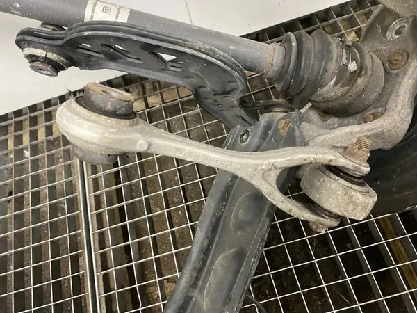 Mercedes-Benz GLA W156 Bakre fjädring A2464230220 2014 Höger image 3