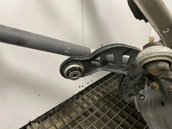 Mercedes-Benz GLA W156 Bakre fjädring A2464230220 2014 Höger image 7