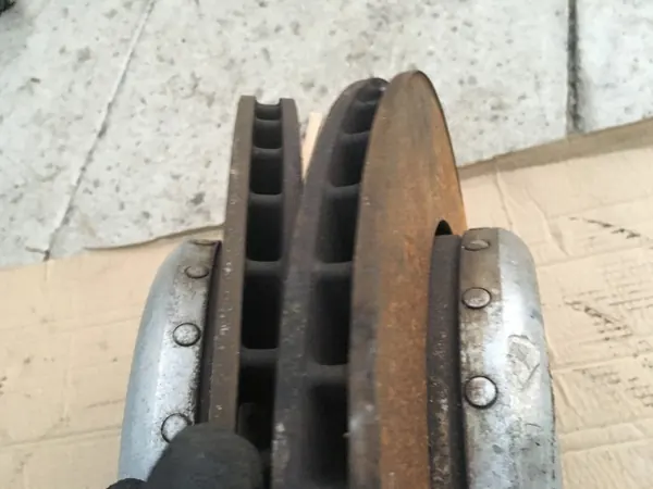 BMW E60 E61 550i Achter Remklauwen OEM 46/24 346mm image 3