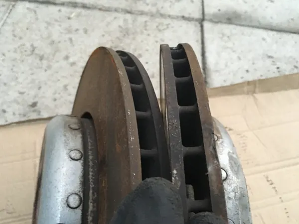 BMW E60 E61 550i Achter Remklauwen OEM 46/24 346mm image 4
