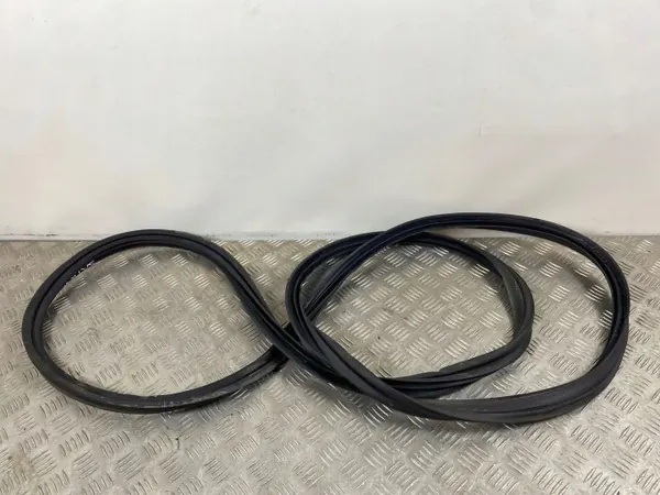 Junta de porta-malas Subaru Forester OEM FOB54747 - Usado image 2