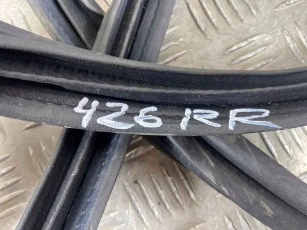 Junta de porta-malas Subaru Forester OEM FOB54747 - Usado image 3