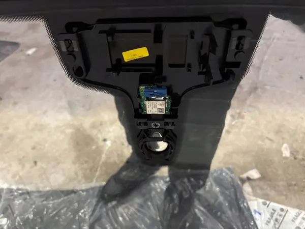Pare-brise Porsche OE d'occasion OEM 6736AGAGYMv image 3