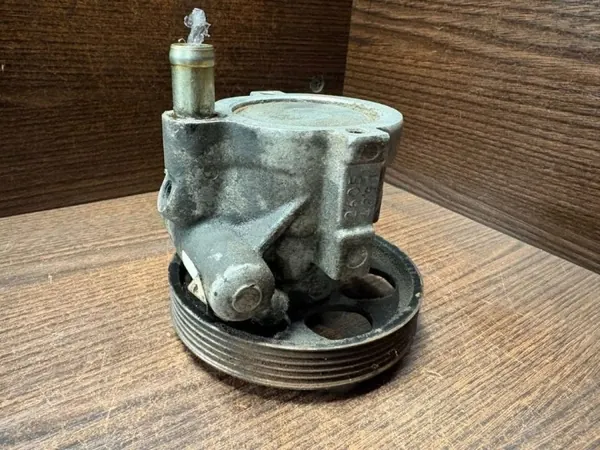 Pompe de direction assistée Renault Trafic II OEM 26081335 image 2