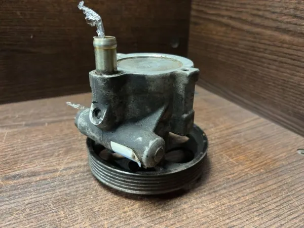 Pompe de direction assistée Renault Trafic II OEM 26081335 image 3