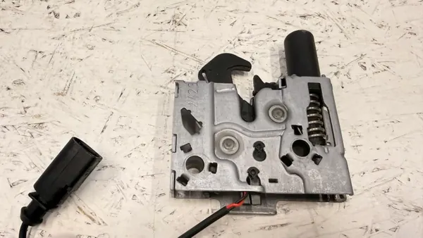 OEM 654823509A Skoda Scala Motorkapslot - Origineel image 3