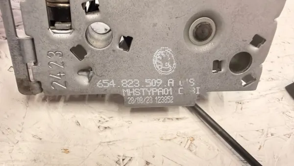 OEM 654823509A Skoda Scala Motorkapslot - Origineel image 4