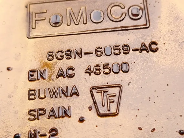 Volvo XC70 Jakoketjun kansi OEM 6G9N-6059-AC image 7