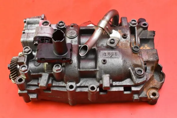 Pompe à huile d'occasion OEM 03L103537 pour Audi A4 B8 2.0 TDI image 2