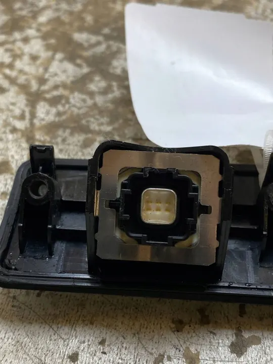 Volvo V60 Kofferbakklep Afwerking Handgreep OEM 32149879 image 4