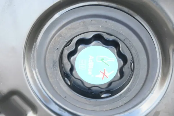 Mercedes-Benz AdBlue-tankdeksel OEM JLI7054 image 3