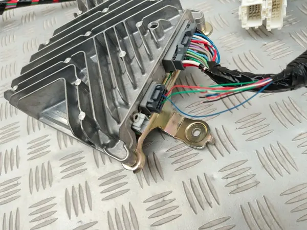 Honda OE 8A400-3A0-A01-M1 Bose Radio Versterker image 3