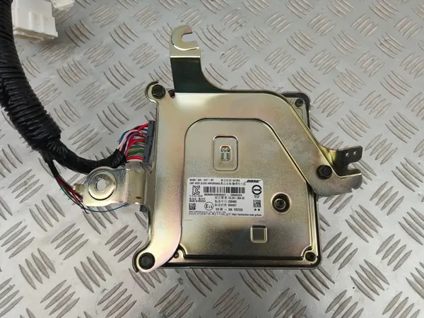 Honda OE 8A400-3A0-A01-M1 Bose Radio Versterker image 4