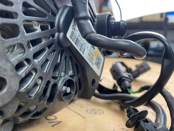 Vaihtovirtageneraattori Volkswagen OE 04C903023M image 5