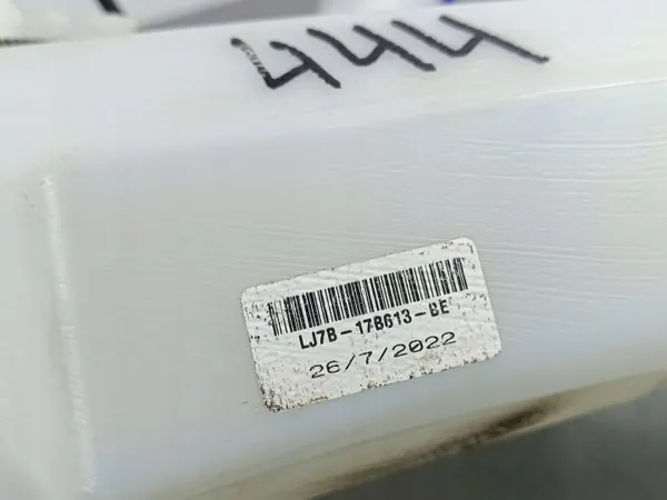 Lincoln Corsair -pesuliuosäiliö OEM JJ7B17B613BE image 8