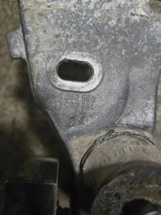 Support de boîte BMW OEM 1092550 pour Série 7 E38 3.0L image 3