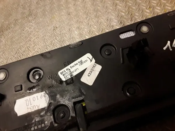 Mercedes-Benz Console Sierstrip OEM A2126801271 - Gebruikt image 3