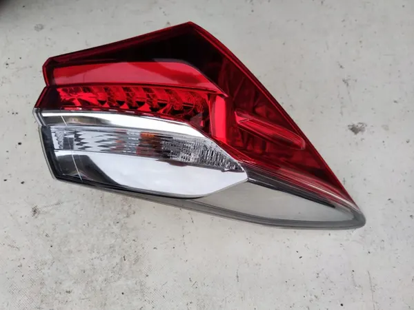 Luz trasera izquierda Toyota Corolla E16 Lift image 3