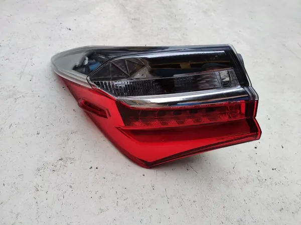 Luz trasera izquierda Toyota Corolla E16 Lift image 5