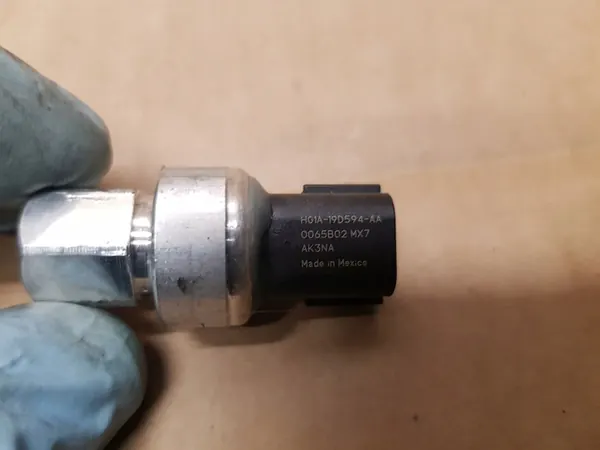 Ford OE HG1A-19D594-AA Luftkonditionering Trycksensor image 2