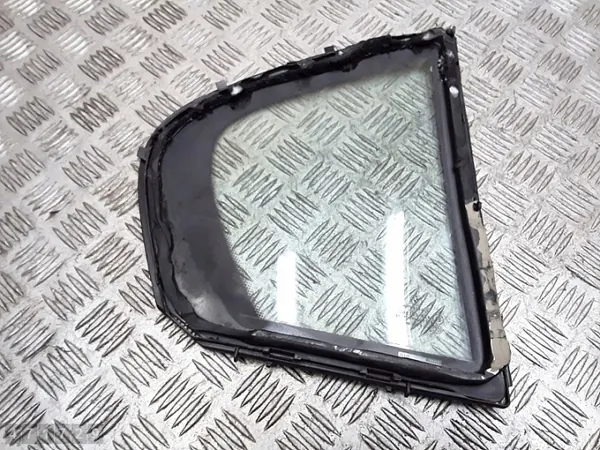 BMW E90/E91 Door Glass OEM e143r001582 - Used image 3