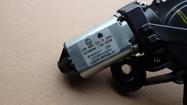 Takapyyhkijän moottori Skoda Octavia II Sedan image 2