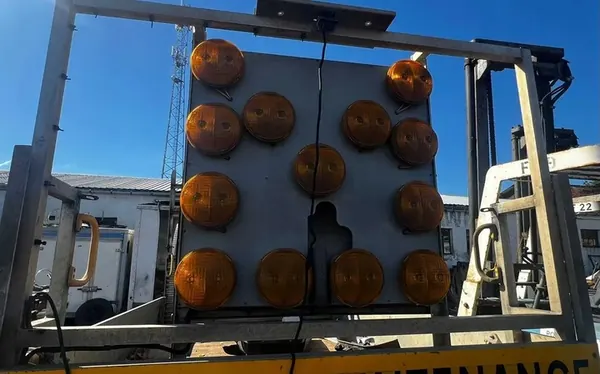 Flèche lumineuse d'avertissement LED HORIZONT pour travaux routiers image 1